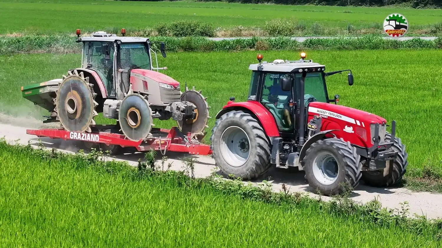 Trattori Massey Ferguson in trasferimento tra le risaie